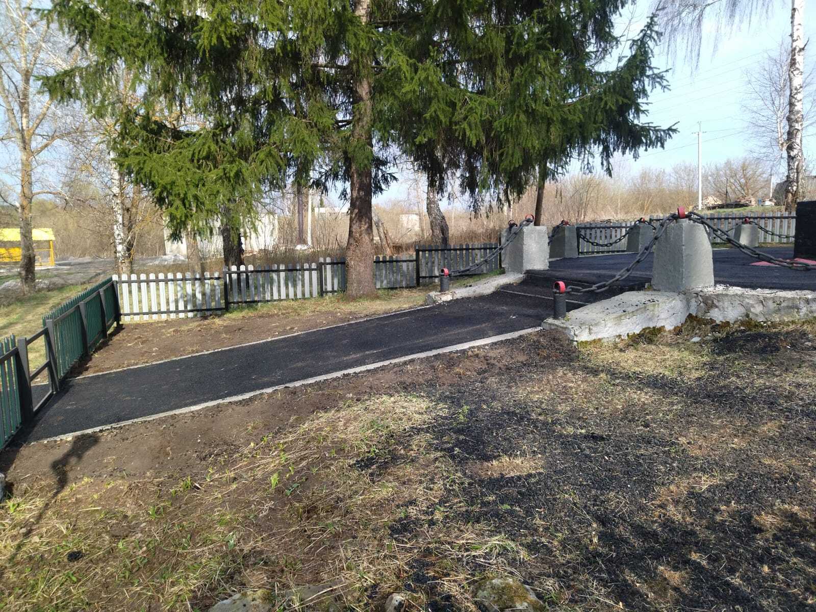 Заасфальтировали площадку около памятника.