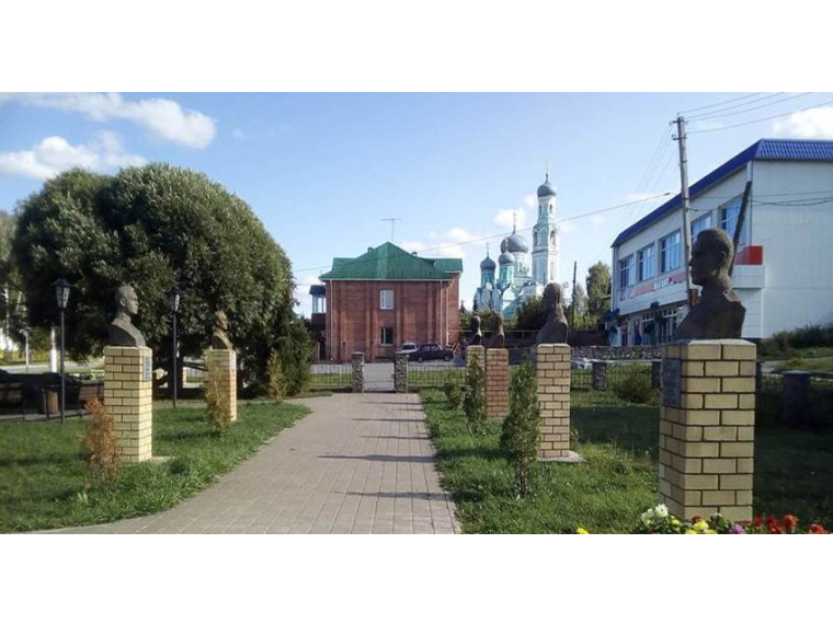 Аллея Славы в Сквере Победителей.