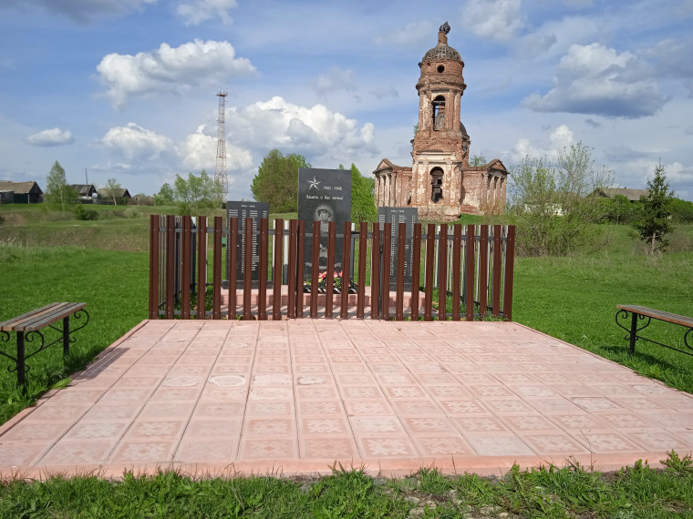 Памятник воинам-землякам погибшим в гоы Великой Отечественная войны 1941-1945 гг..