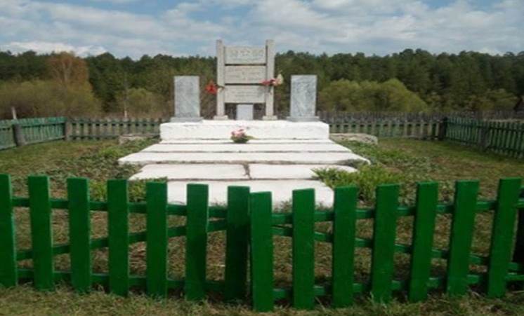 Памятник погибшим воинам-землякам.