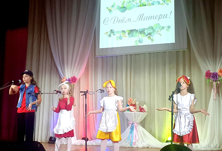В Базарном Сызгане прошел праздничный концерт &quot;Прекрасен мир любовью материнской&quot;.