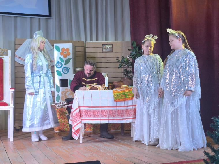 Новогодний спектакль.