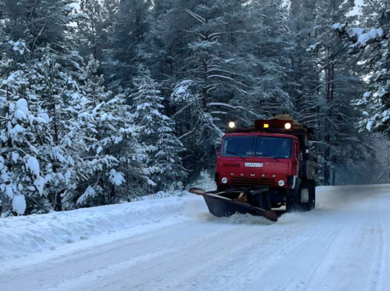 Работы по устранению последствий снегопада.