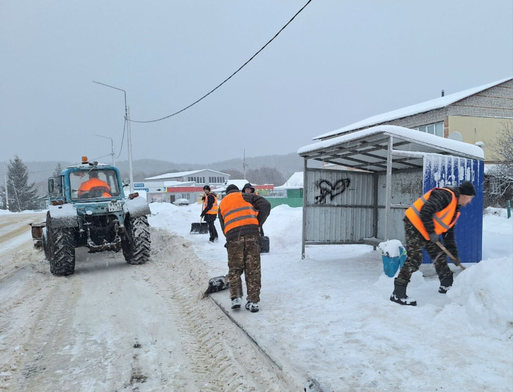 Работы по устранению последствий снегопада.